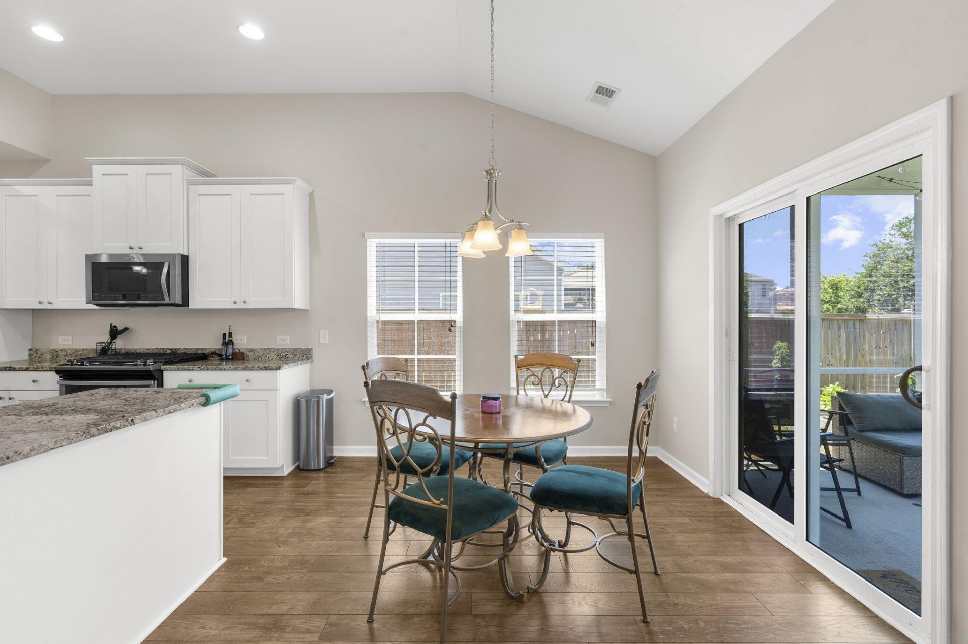 3310 Zoe Street Photo 16