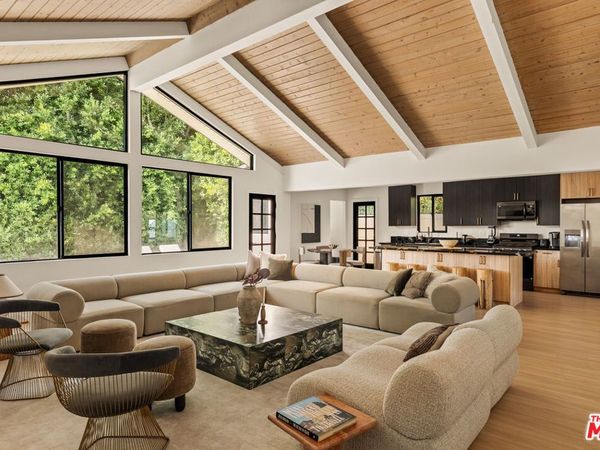 14011 Magnolia Boulevard, Sherman Oaks, CA 91423