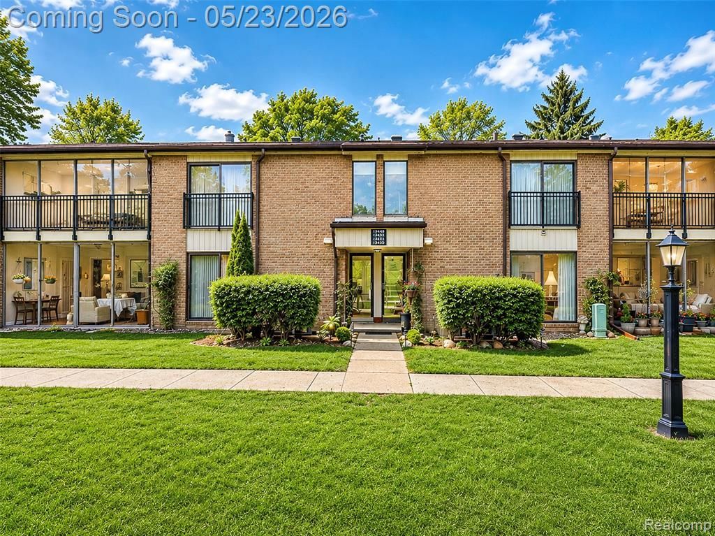 18451 University Park Drive, Livonia, MI 48152 Main Photo