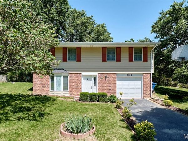 811 Villette Court, Ballwin, MO 63011
