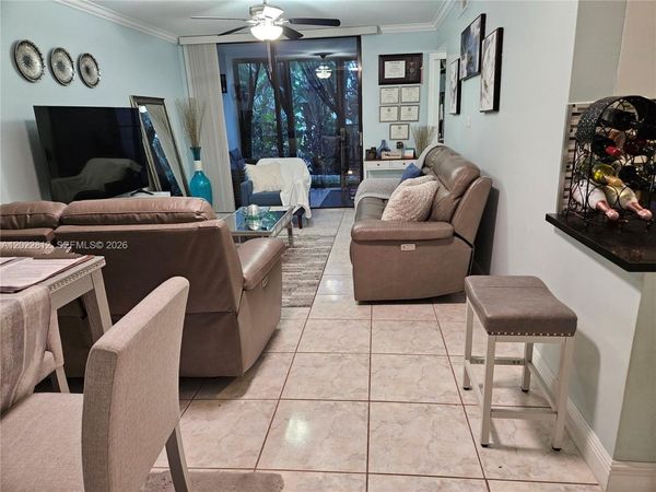 212 Lake Pointe Dr, Unit 113, Oakland Park, FL 33309