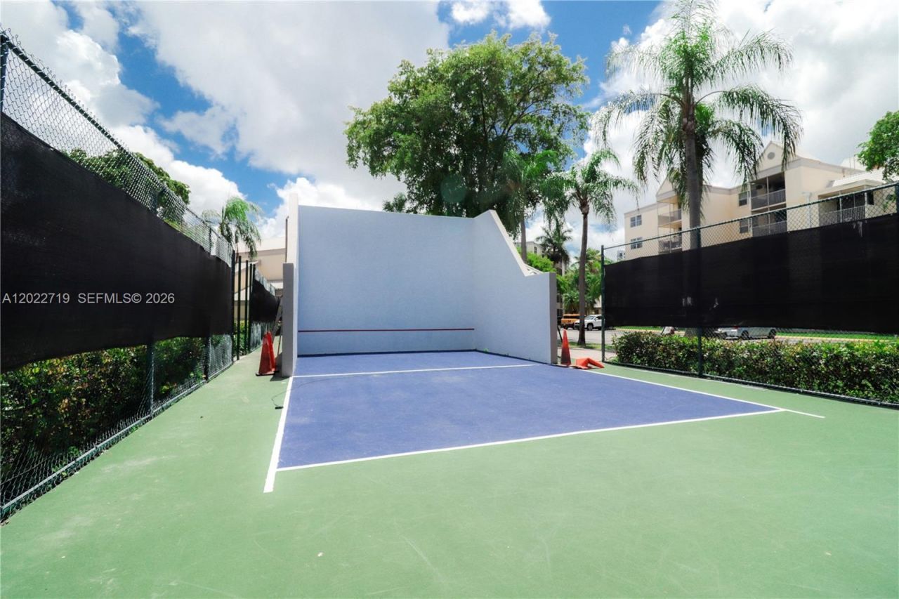 8245 Lake Dr , Unit 405, Doral, FL 33166 Photo