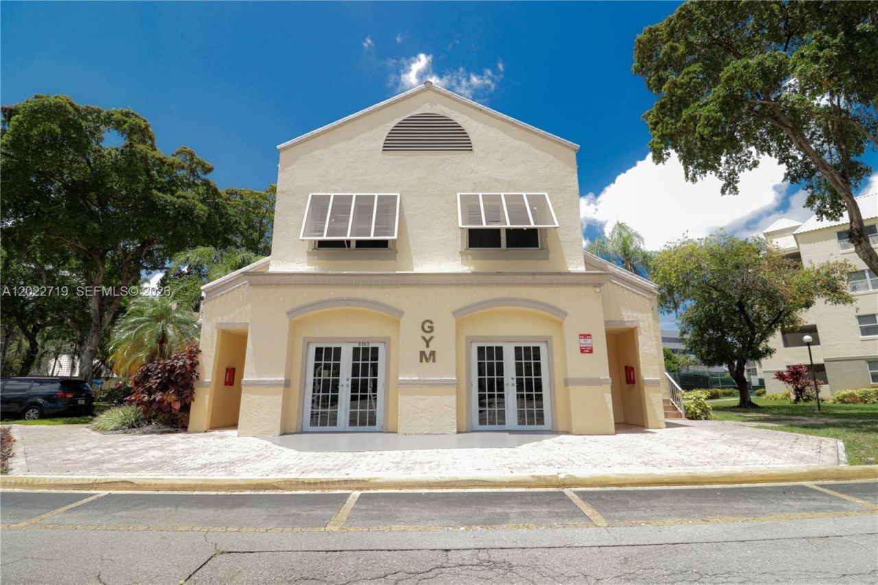 8245 Lake Dr , Unit 405, Doral, FL 33166 Photo