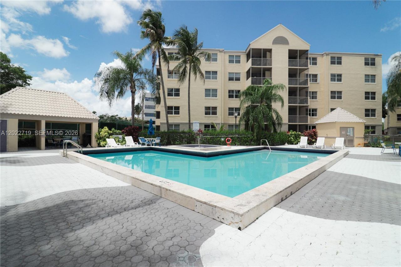 8245 Lake Dr , Unit 405, Doral, FL 33166 Photo