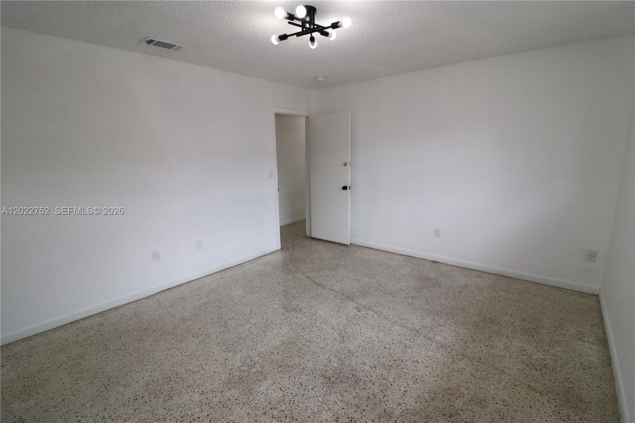 951 SW 7th St , Unit 5, Miami, FL 33130 Photo