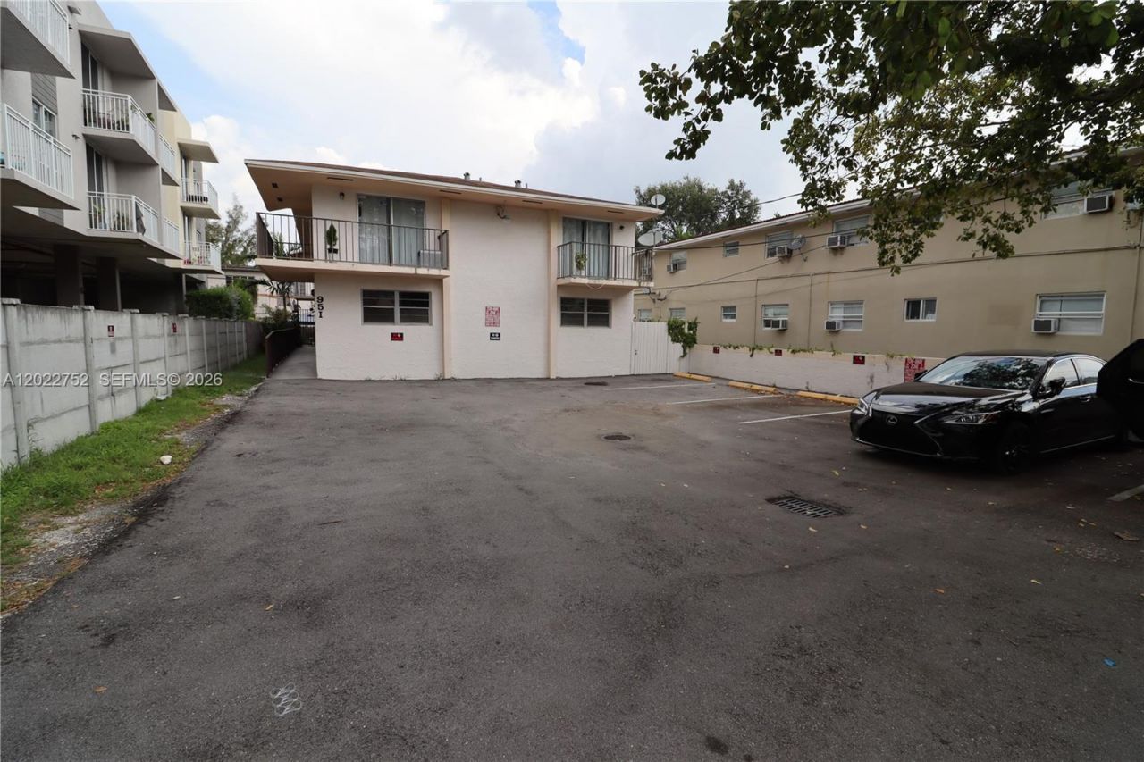 951 SW 7th St , Unit 5, Miami, FL 33130 Photo