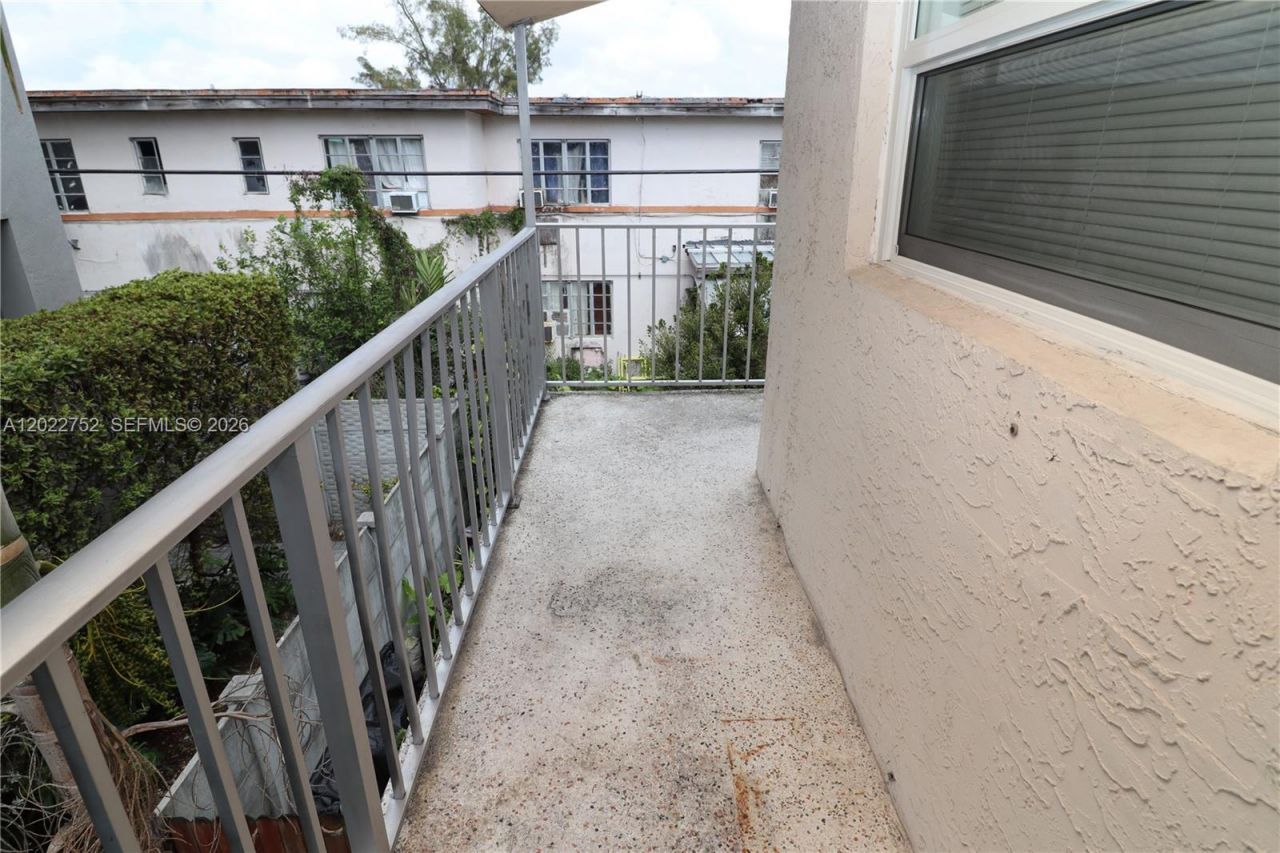 951 SW 7th St , Unit 5, Miami, FL 33130 Photo