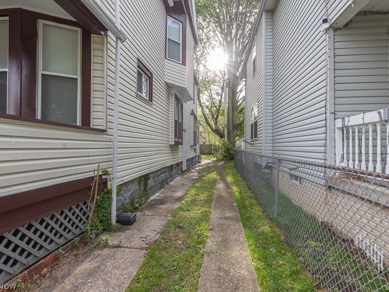 637-639 E 102nd Street, Cleveland, OH 44108 Photo 2