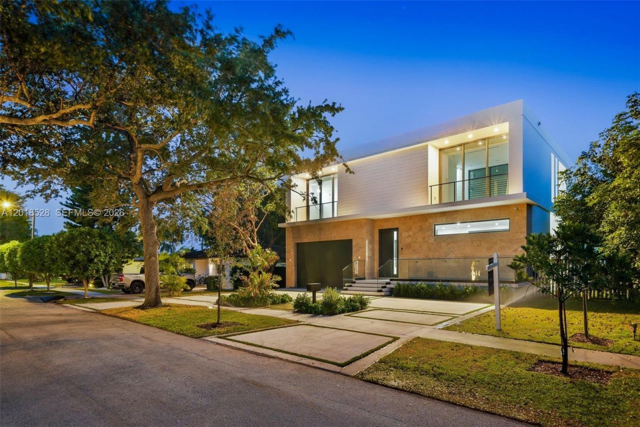 2096 Alamanda Dr , North Miami, FL 33181 Photo