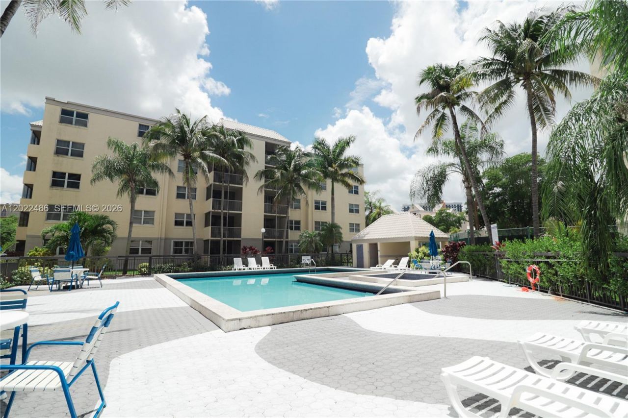 8245 Lake Dr , Unit 308, Doral, FL 33166 Photo