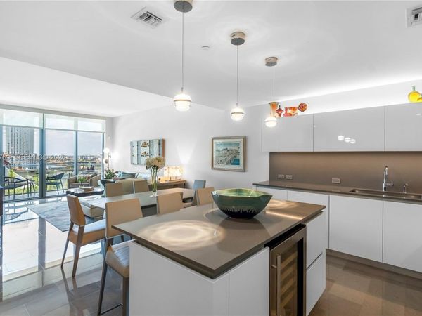 68 SE 6th Street , Unit 810, Miami, FL 33131