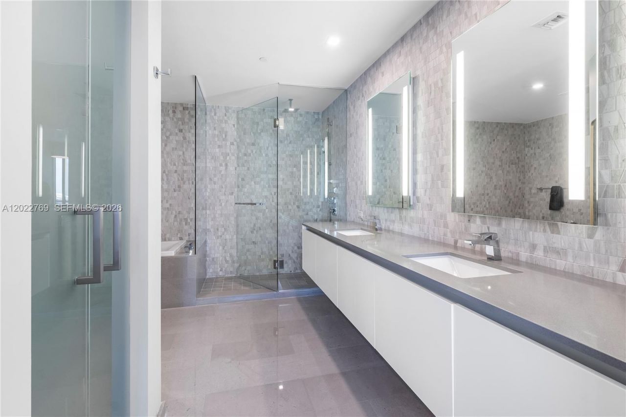 68 SE 6th Street , Unit 810, Miami, FL 33131 Photo