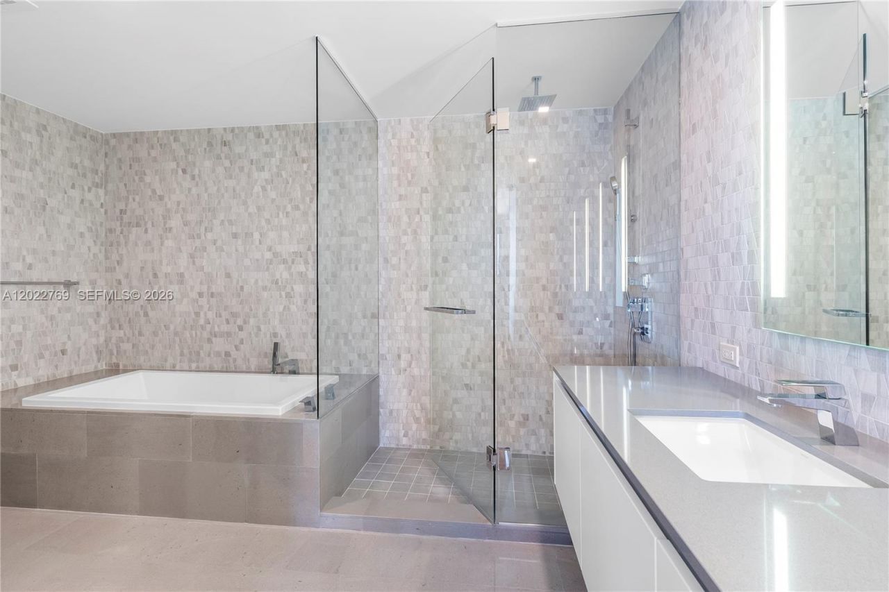 68 SE 6th Street , Unit 810, Miami, FL 33131 Photo