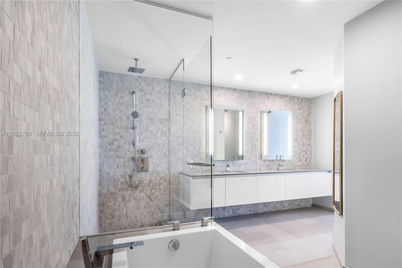 68 SE 6th Street , Unit 810, Miami, FL 33131 Photo