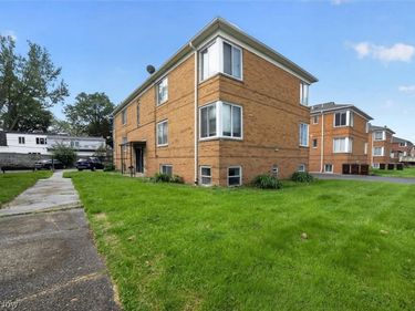 18963 Hilliard Boulevard, Unit 2, Rocky River, OH 44116