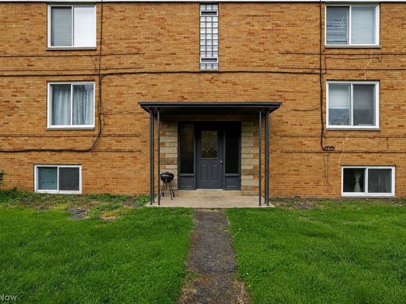 18963 Hilliard Boulevard, Unit 2, Rocky River, OH 44116 Photo 2