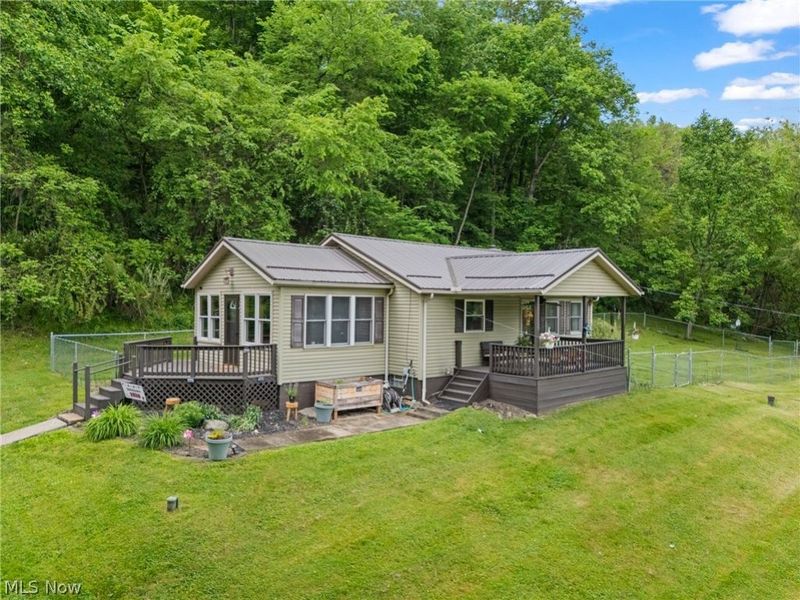 6942 Mount Pleasant Road NE, Zoarville, OH 44656 Photo 2