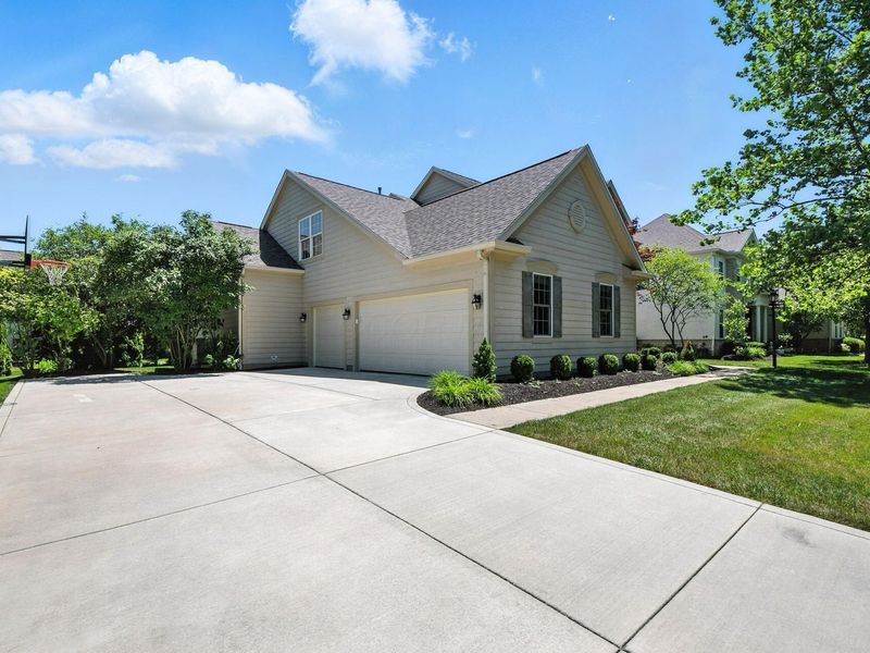 8066 Summerhouse Drive W, Dublin, OH 43016 Photo 3
