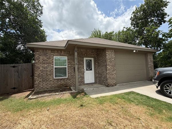 1516 E Maddox Avenue, Fort Worth, TX 76104