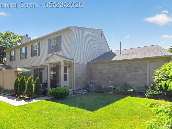 70 Pine Tree Ridge Drive, Waterford Twp, MI 48327
