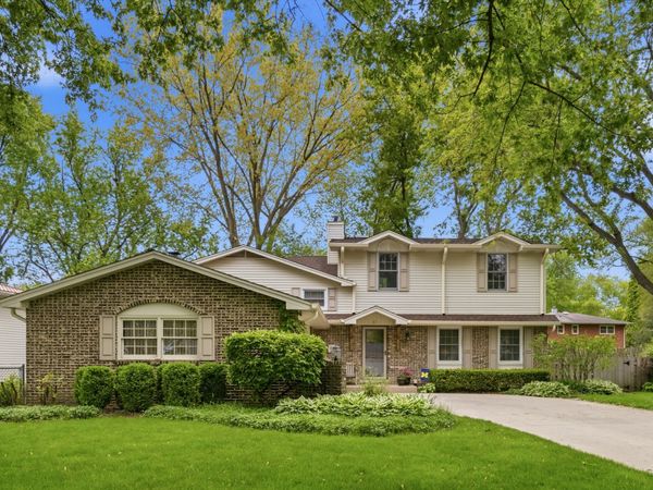 827 Liberty Bell Lane, Libertyville, IL 60048