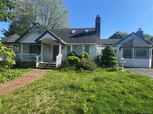 7 Dawes Avenue, Syosset, NY 11791