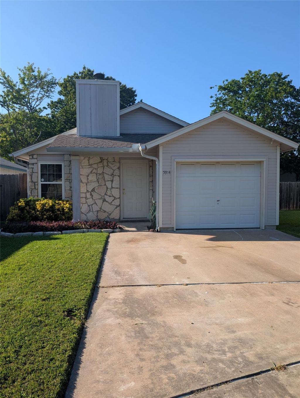 5914 Green Acres St, Austin, TX 78727 Main Photo