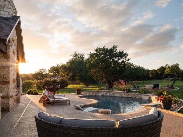 893 Blue Ridge DR, Dripping Springs, TX 78620