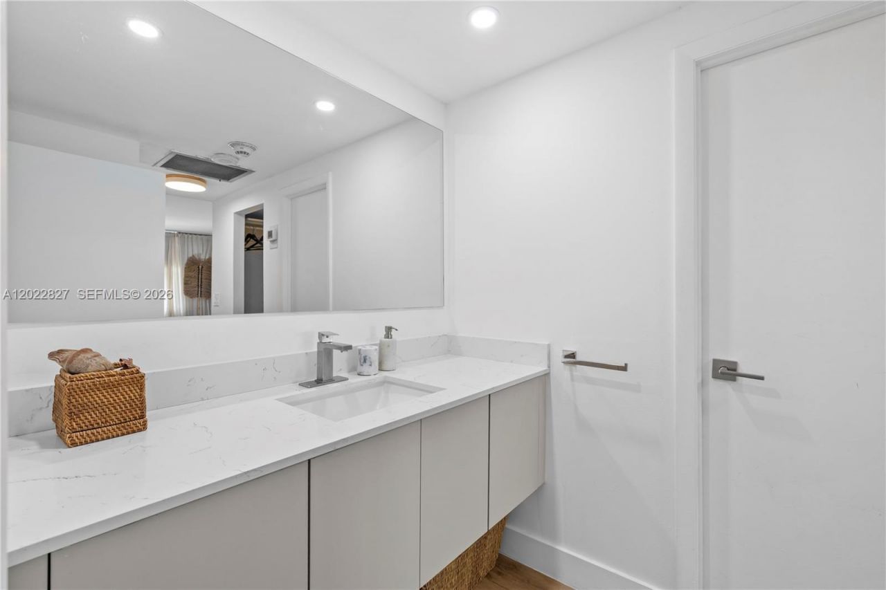 300 Bayview Dr , Unit 1504, Sunny Isles Beach, FL 33160 Photo