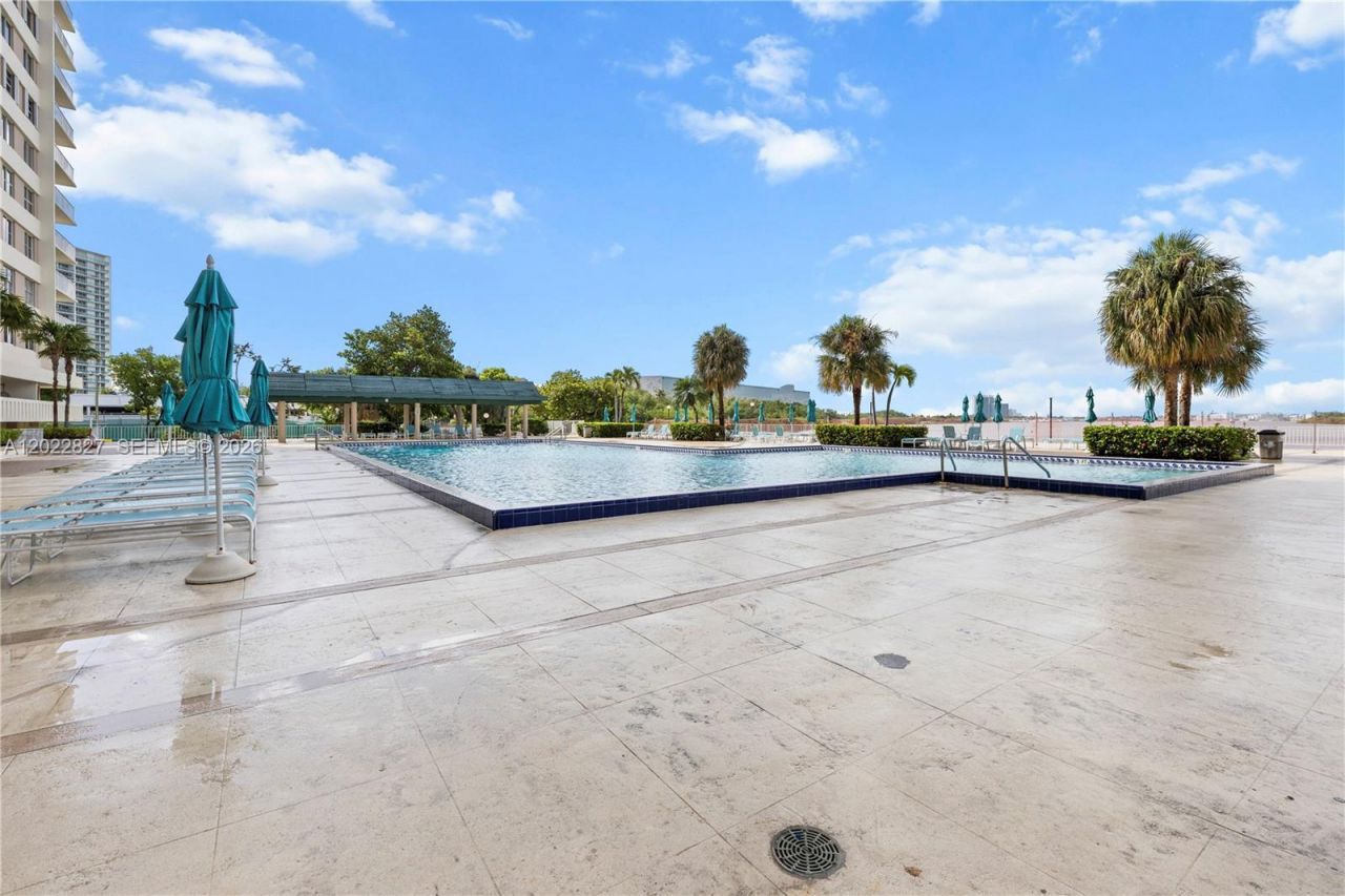 300 Bayview Dr , Unit 1504, Sunny Isles Beach, FL 33160 Photo