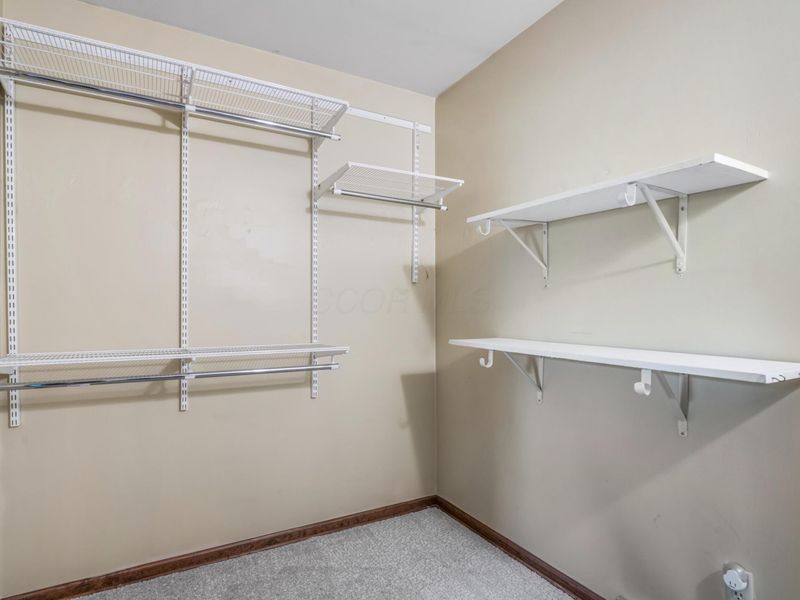 1293 W Old Henderson Road, Columbus, OH 43220 Photo 15