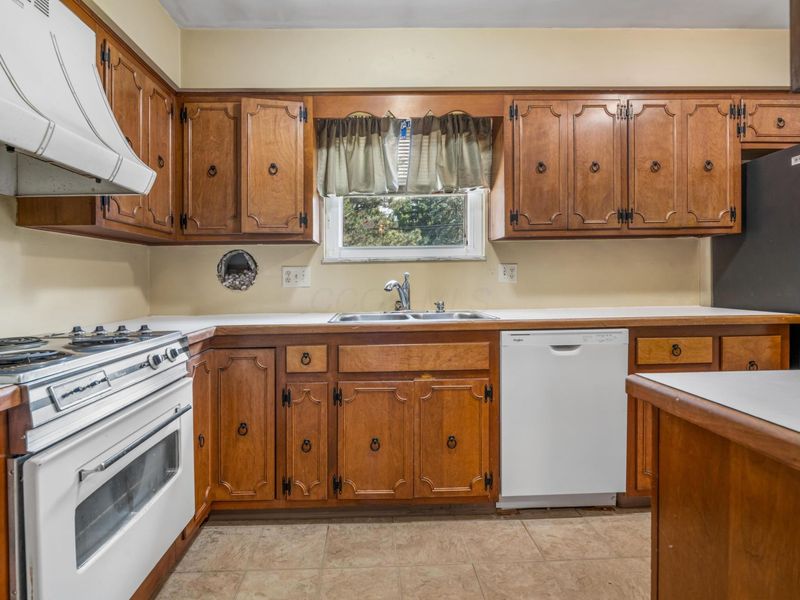 1293 W Old Henderson Road, Columbus, OH 43220 Photo 5