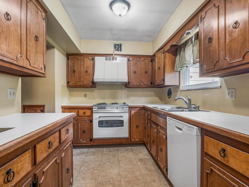 1293 W Old Henderson Road, Columbus, OH 43220 Photo 6