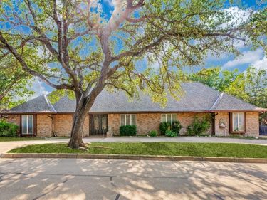 412 Oakmont Lane N, Fort Worth, TX 76112