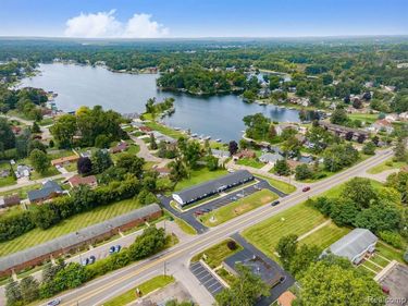 2475 S COMMERCE Road, Wolverine Lake Vlg, MI 48390