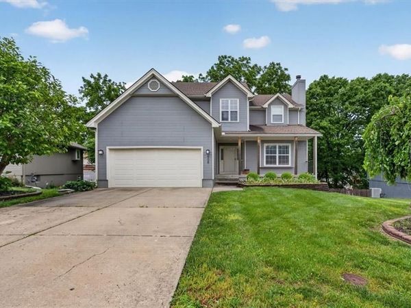 908 NE Michael Drive, Lee's Summit, MO 64086