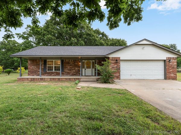 1604 N Delaware Street , Chouteau, OK 74337