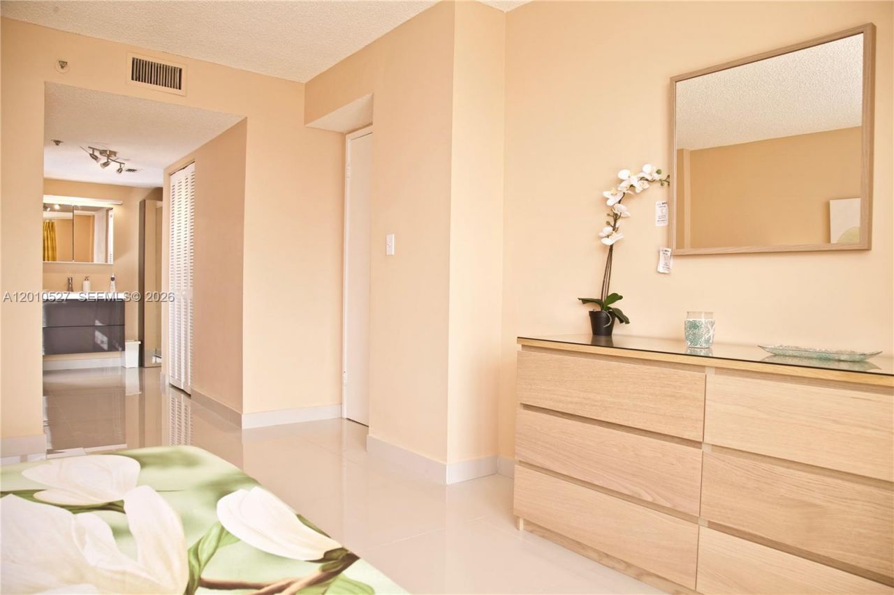 210 174th St , Unit 1107, Sunny Isles Beach, FL 33160 Photo