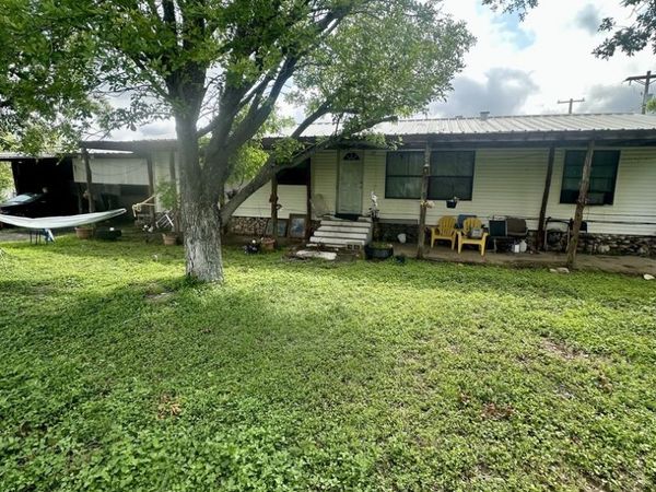 906 EL PASO ST, Sabinal, TX 78881