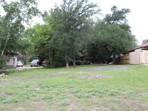 821 N Commerce ST, Lockhart, TX 78644