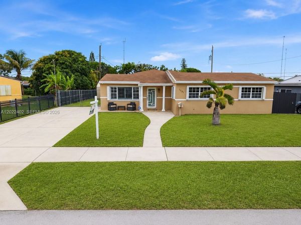 1081 NW 198th St , Miami Gardens, FL 33169