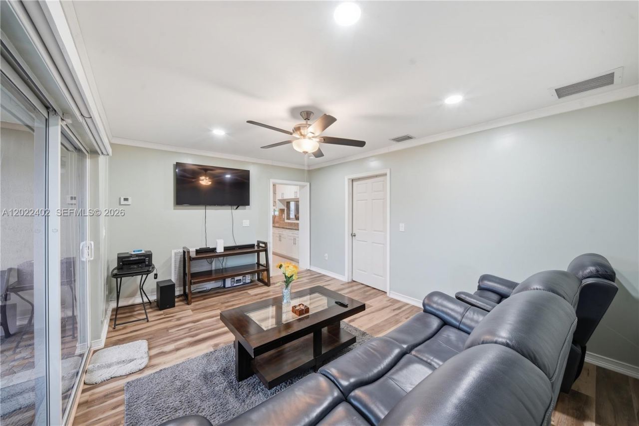 1081 NW 198th St , Miami Gardens, FL 33169 Photo