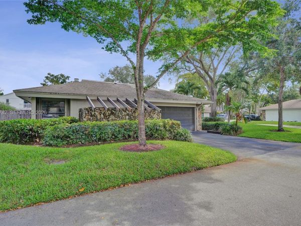 30 Cedar Rd , Hollywood, FL 33021