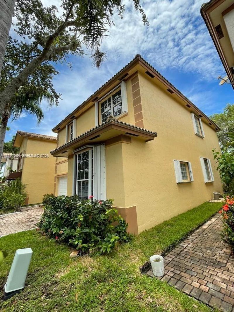 1261 Hayes St, Hollywood, FL 33019 Photo