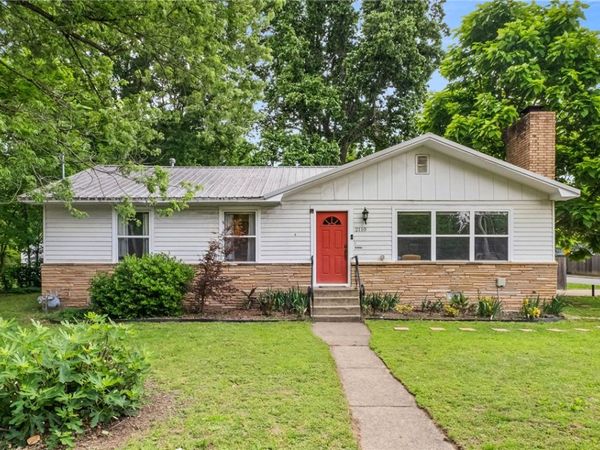 2110 W Holly Street , Fayetteville, AR 72703