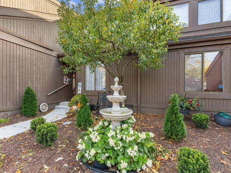 2093 Brookhurst Avenue , Unit B, Columbus, OH 43229 Photo 4
