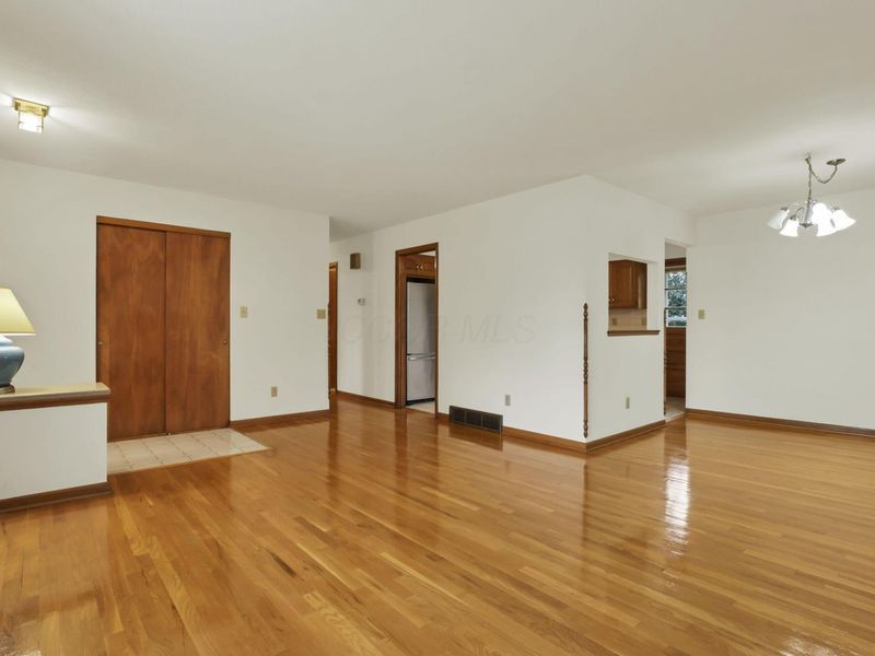 6174 Chinaberry Drive, Columbus, OH 43213 Photo 7