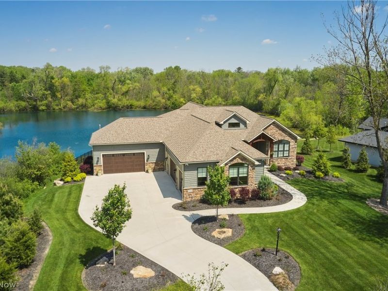 2141 Hayden Drive, Hinckley, OH 44233 Photo 2