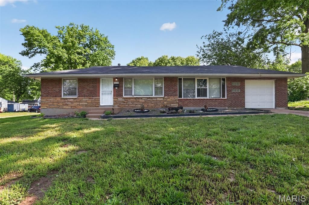 1233 Bosworth Drive, Saint Louis, MO 63137 Main Photo