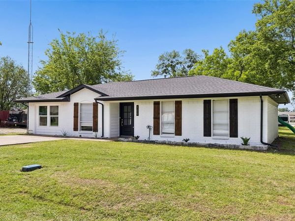 305 E Laura Avenue , Quinlan, TX 75474